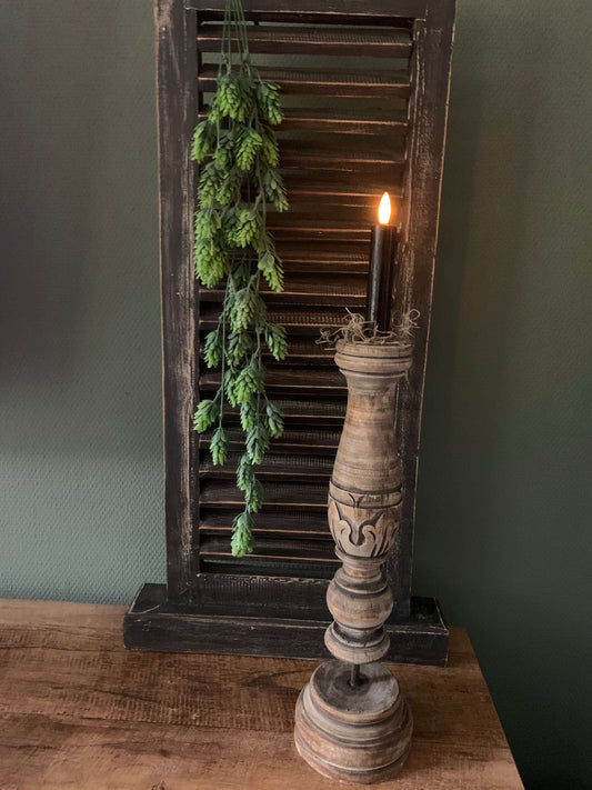 Uit hout gesneden kandelaar voor een landelijk interieur