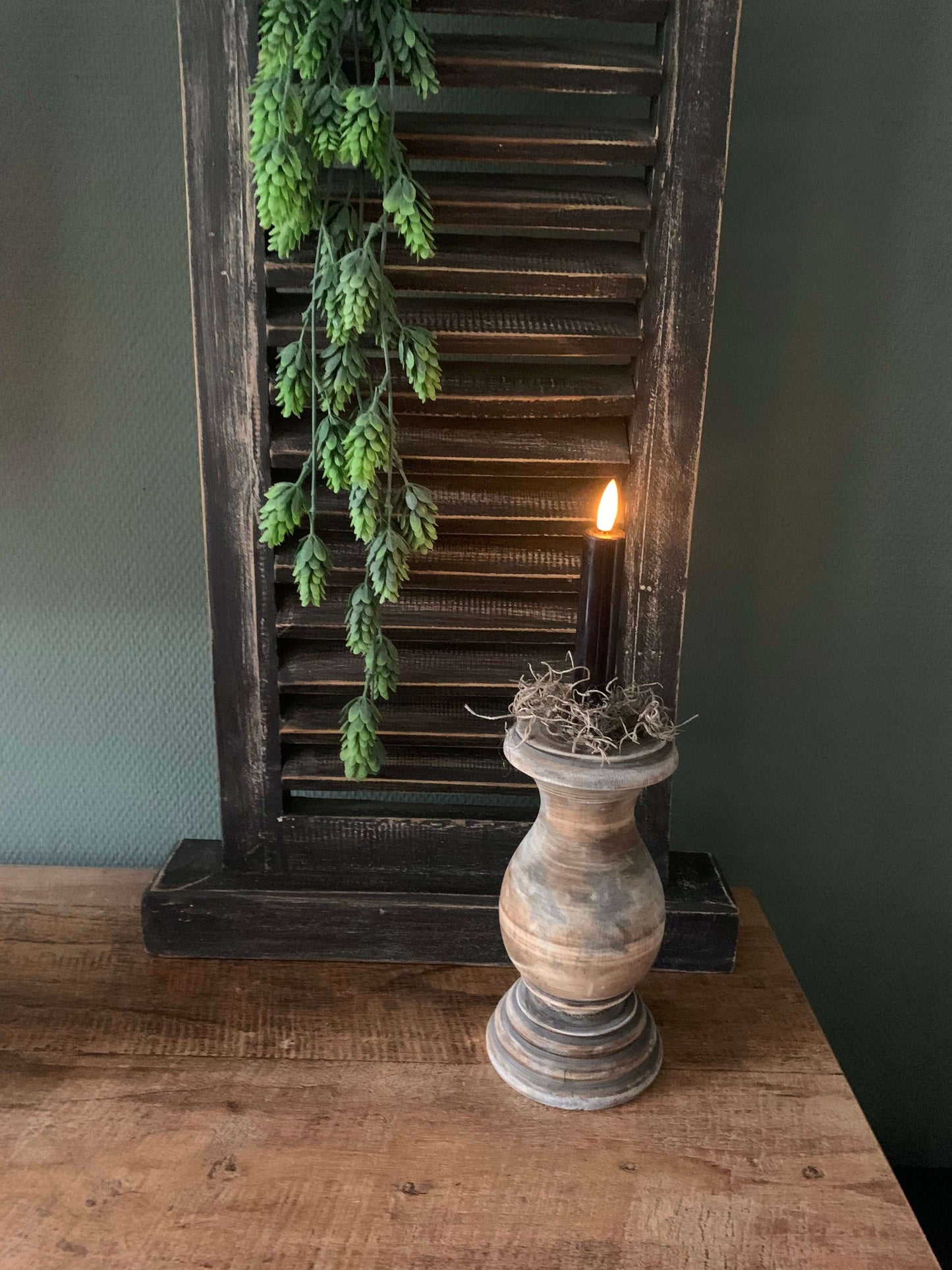 Uit hout gesneden kandelaar voor een landelijk interieur