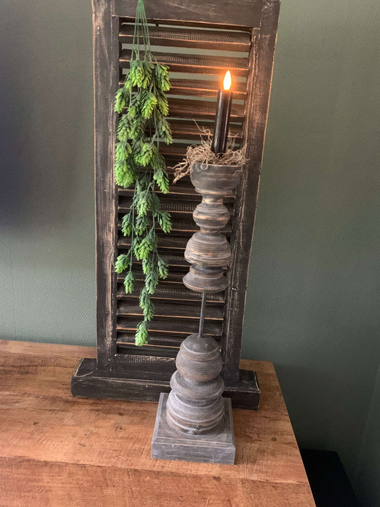 Uit hout gesneden kandelaar voor een landelijk interieur