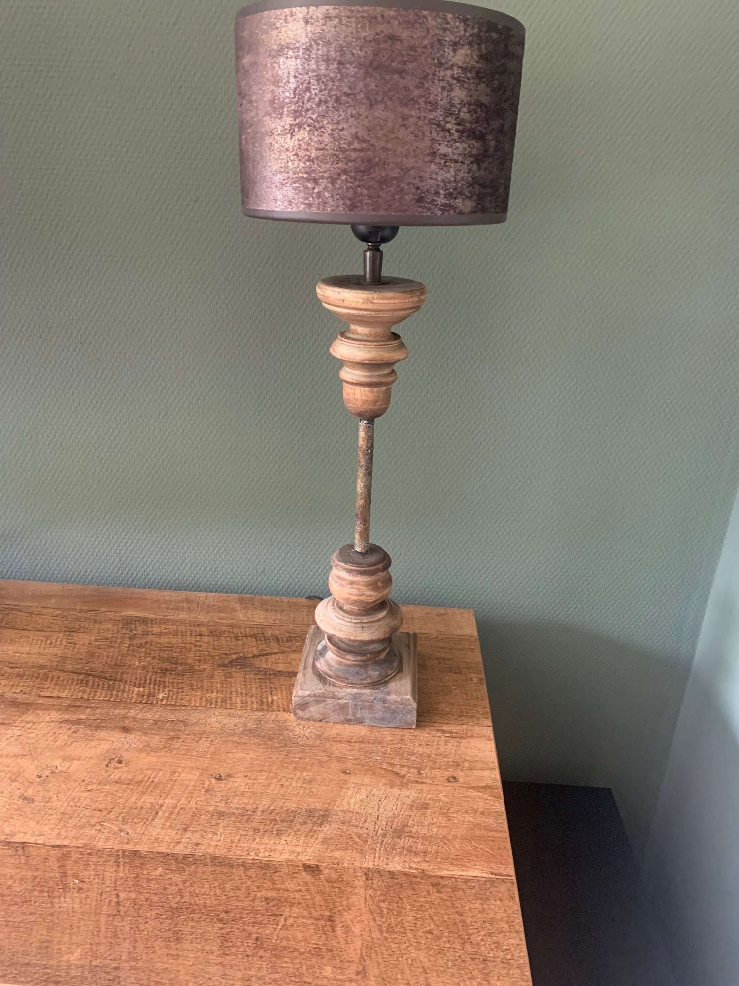 Houten lamp inclusief kap. Landelijke woonaccessoires